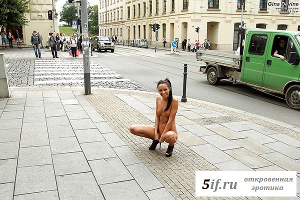 Симпатичная натуристка гуляет по городу