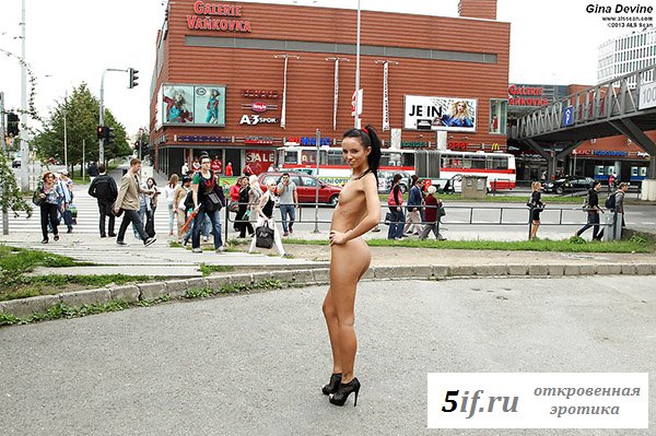 Симпатичная натуристка гуляет по городу