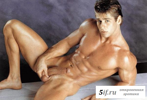 Голые накаченные мужчины позируют