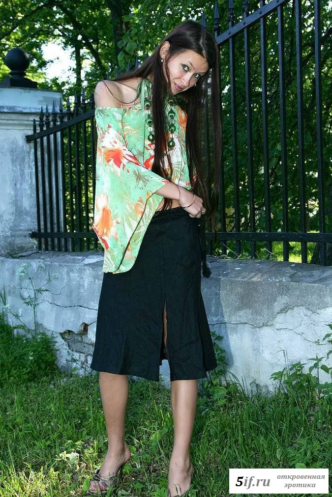 Раздетая дева сняла трусы у дороги (20 фото эротики)