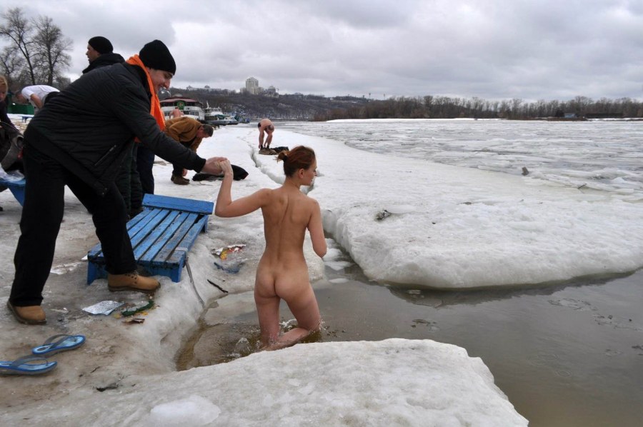 Девушки купаются голышом