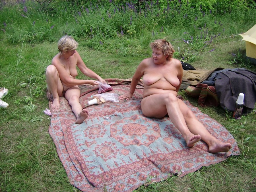 Зрелые нудистки на природе