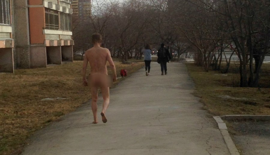 Голые люди на улицах города