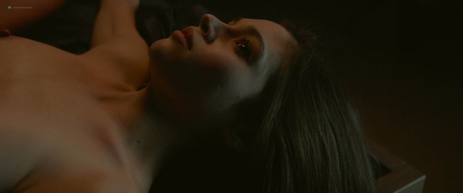India Eisley темное зеркало голая