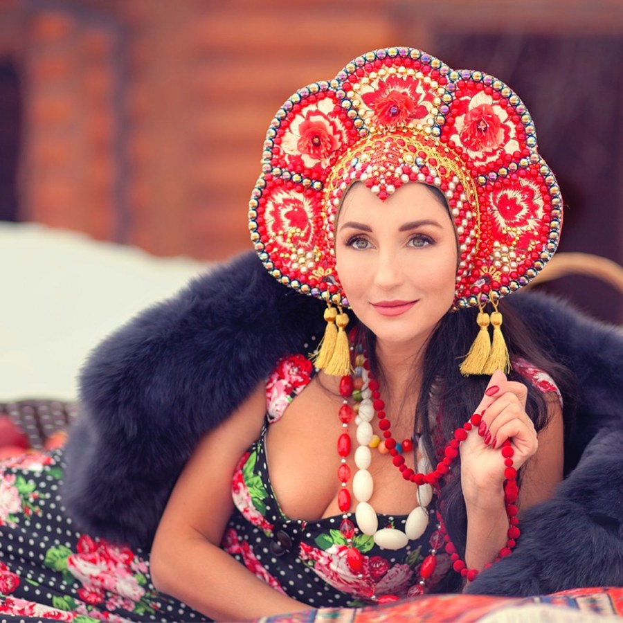 Девушка в кокошнике