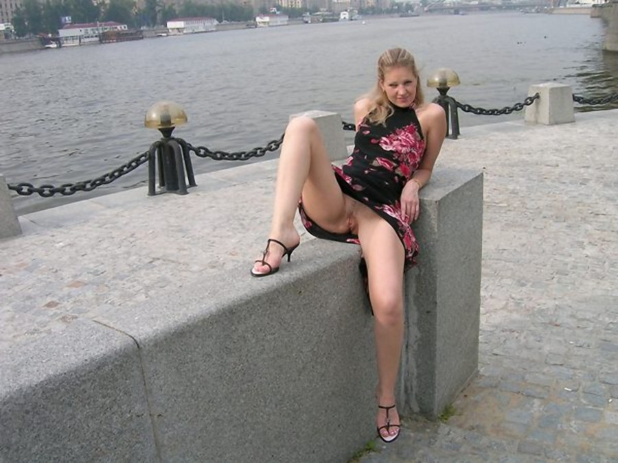 Женщины без трусов на улице