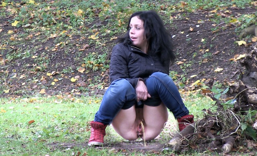 Девушка какает в парке