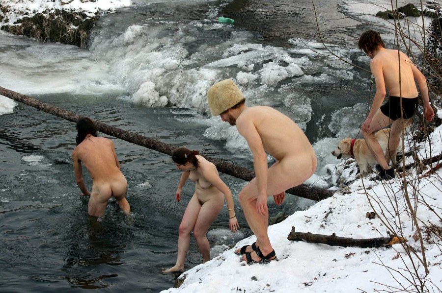 Женщины купаются в источнике голые