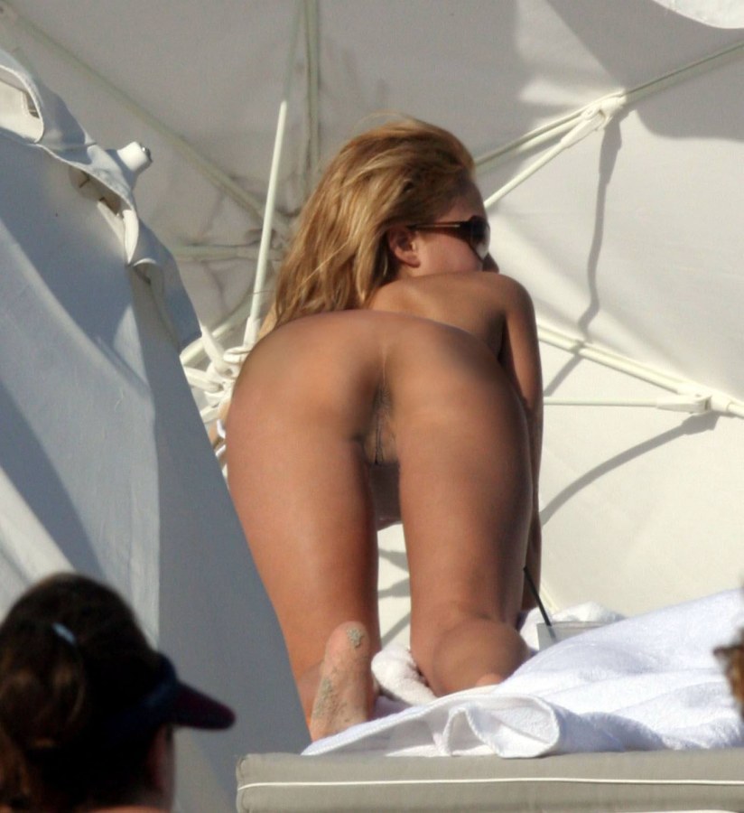Джессика Альба nude в чулках