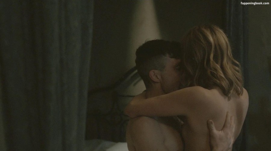 Аннабелль Уоллис голая