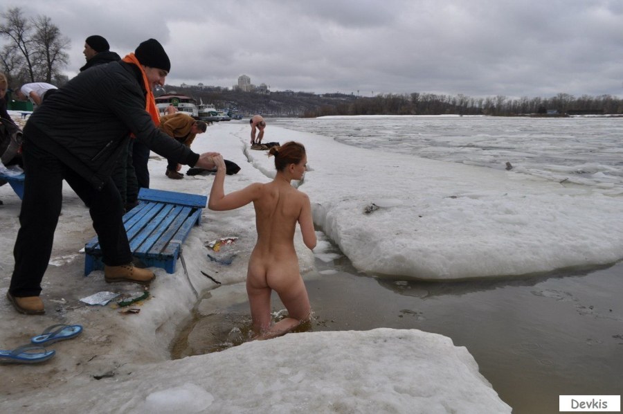 Голые девки купаются в проруби