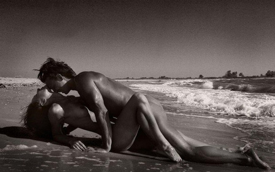 Голые мужчины и женщины на пляже