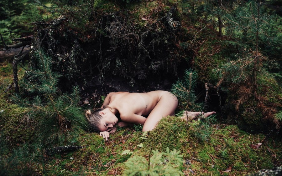 Голые женщины и парни в лесу
