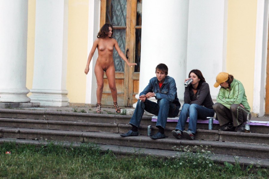 Девушки без трусиков на улице