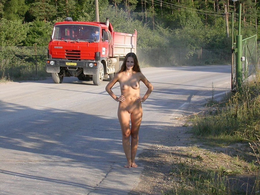 Девушки голышом на трассе