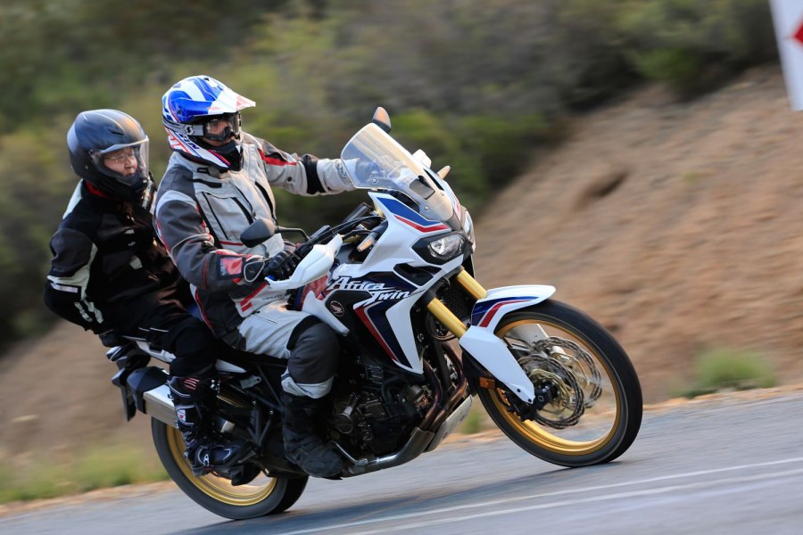 Девушка на Africa Twin