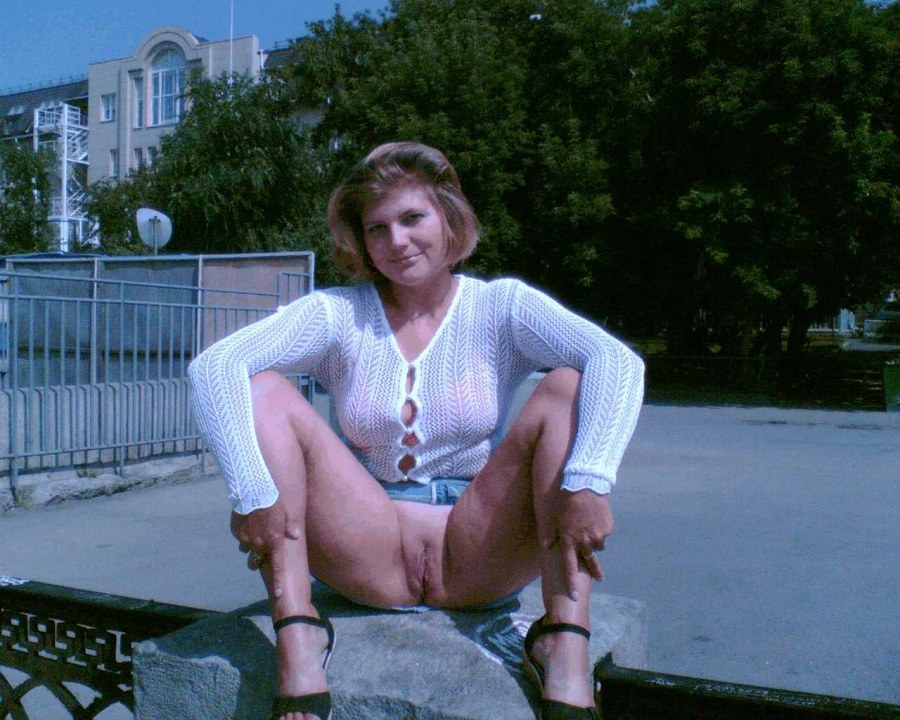 Домохозяйки на кухне без трусов