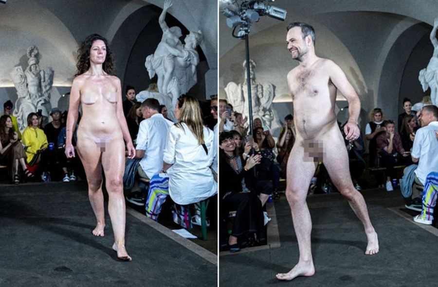 Много голых женщин на подиуме