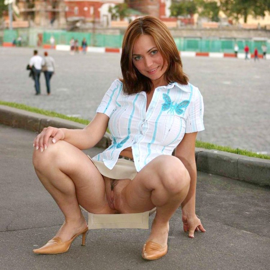 Женщина нагнулась без трусов