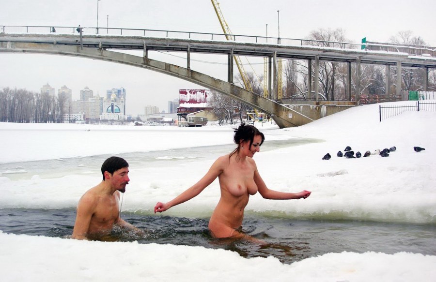 Девушки купаются в проруби ню
