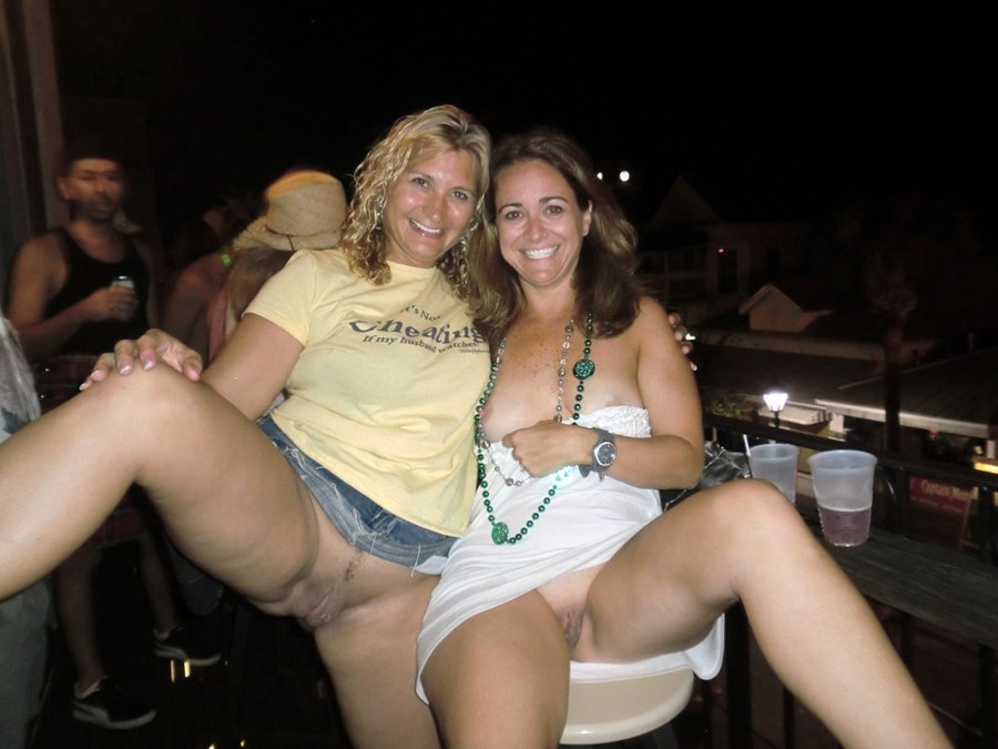 Пьяные девушки без трусов