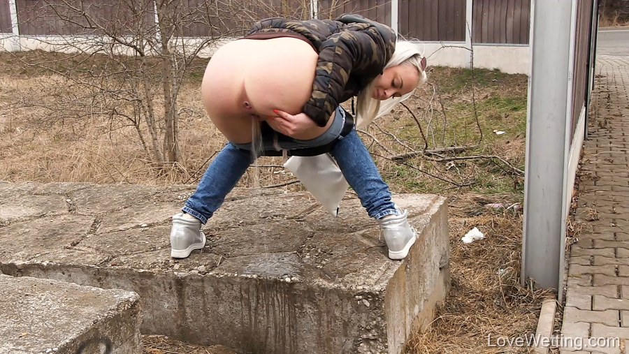 Писсинг красивых девушек