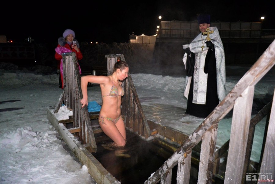 Голые женщины купаются в проруби