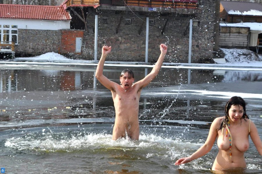 Крещение в проруби голышом