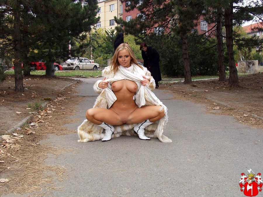 Женщина раздевается на улице